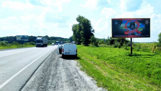 Билборд A в Буськ, 6x3м.  м. Буськ, виїзд з міста в сторону м. Львів + весь транспорт з м. Броди, м. Київ на м.Львів, траса Львів - Київ (Е-40), + жовта вітрозахисна люмінесцентна рамка фото 1