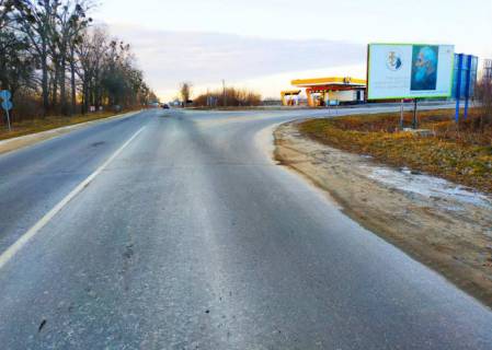 Билборд A в Жовкве, 6x3м.  м. Жовква, виїзд на міжнародну трасу Львів - Рава-Руська, вул. Равська+ АЗК БРСМ + жовта вітрозахисна люмінесцентна рамка фото 1