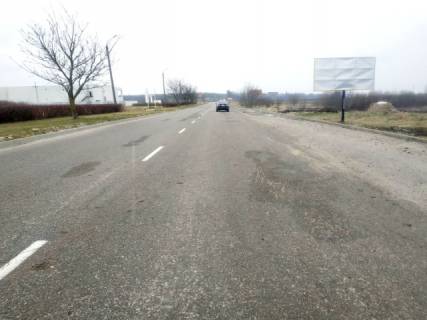 Билборд A в Буськ, 6x3м.  виїзд з м. Буськ, вул. Львівська, 77, на м. Львів, поряд районна лікарня, АТБ + жовта вітрозахисна люмінесцентна рамка фото 1