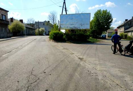 Билборд A в Рава-Русской м. Рава - Руська, вул. Львівська, центр, ЗОШ, світлофор, з кордону на Україну, Міжнародна дорога М-09  Львів-Рава-Руська, максимальна пряма видимість, інтенсивний рух, + жовта вітрозахисна люмінесцентна рамка фото 1