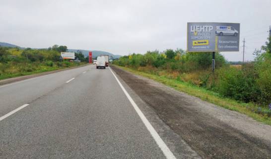 Билборд A в Золочеве (Львовской обл), 6x3м.  м. Золочів, виїзд на м. Львів, траса Львів - Тернопіль (Н-02) + АЗК Brent Oil + жовта вітрозахисна люмінесцентна рамка фото 1