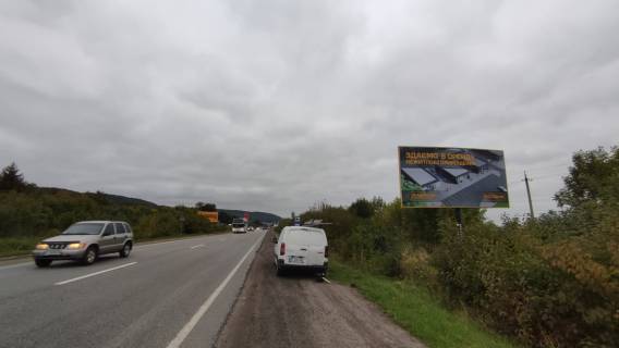 Билборд A в Золочеве (Львовской обл), 6x3м.  виїзд на м. Львів, траса Львів - Тернопіль (Н-02) + АЗК Brent Oil + жовта вітрозахисна люмінесцентна рамка фото 2