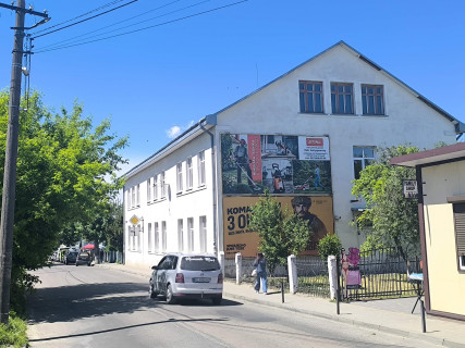 Билборд A в Жовкве, 6x3м.  м. Жовква, вул. Коновальця 6A, верхня площина, центральна автобусна станція, продуктовий базар, промисловий базар + великий піший транзит фото 1