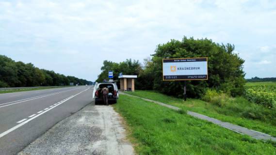 Билборд A в Бродах, 6x3м.  вїзд в м. Броди з сторони м. Львів + зупинка гром. транспорту, на м. Київ, траса Львів - Київ (Е-40) + жовта вітрозахисна люмінесцентна рамка, на АЗК ОККО фото 1