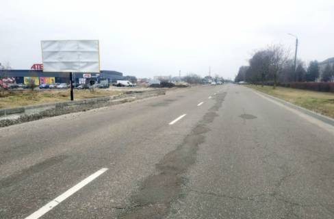 Билборд B в Буськ, 6x3м.  вїзд в м. Буськ, вул. Львівська, 77, на центр міста, поряд районна лікарня, АТБ + жовта вітрозахисна люмінесцентна рамка фото 1