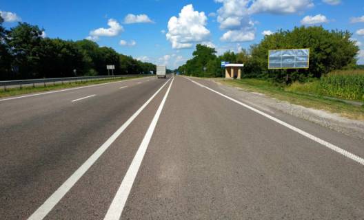 Білборд, Бігборд (Борд)  A у Бродах Въезд в г.Броды со Львова + остановка маршр. транспорта, на г.Киев, трасса Львов - Киев (Е-40) + жовта вітрозахисна люмінесцентна рамка Фото 1