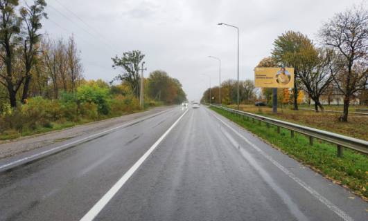 Билборд A в Ясенів (Ясенів), 6x3м.  с. Ясенів, вул. Львівська, адміністрація громади, центр надання адмінпослуг, поліція, на м. Броди/ Київ, траса Львів - Київ (Е-40), обмеження швидкості, в межах населеного пункту, висока конструкція фото 1