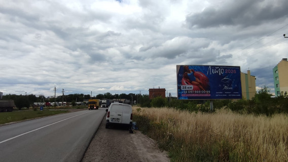 Billboard A in Radekhiv, 6x3м.  m. Radehiv, st. Galic'ka, 4, vizd v misto z napramku m. L'viv, m. Kamanka - Buz'ka, na m. Cervonograd, m. Luc'k, trasa L'viv - Luc'k (N-17) + AZK + zovta vitrozahisna luminescentna ramka + visoka konstrukcia, porad AZK Ukrnafta, na TC ATB Photo 1