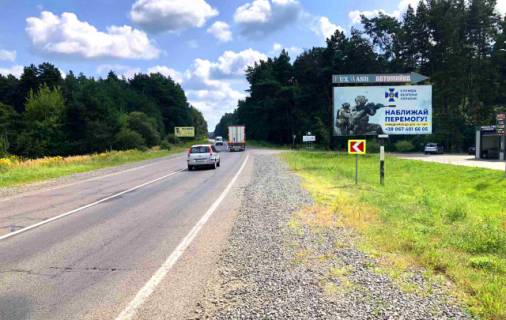 Билборд A в Яворове, 6x3м.  виїзд з м. Яворів, з кордону смт. Краківець на м. Львів, обмеження швидкості, висока конструкція, мийка Lux Wash, траса Львів - Краковець (М-10) фото 1