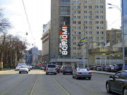 Видеоборд A в Харькове, 18,24 х 5,76  Свободы пл., 7, Тринклера ул. - Незалежності просп. (Правди просп.), гост. Харьков, в центр (напротив Kharkiv Palace Hotel) - 381816 фото 1