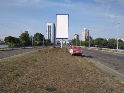 Бэклайт A в Киеве, 4x8  Оболонський проспект (разподілювач), за  550 метрів  до  М"Оболонь", рух від М"Почайна" (Петрівка) фото 1