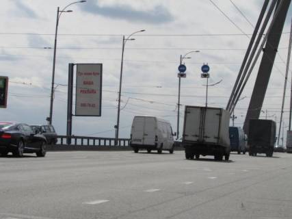Бэклайт B в Киеве, 4x8  просп. Романа Шухевича (Генерала Ватутіна),  въезд на Моск.мост, слева фото 1