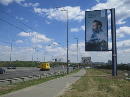 Бэклайт A в Киеве, 4x8  просп. Романа Шухевича (Генерала Ватутіна),  въезд на Моск.мост, слева фото 1