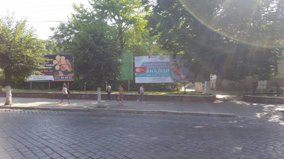 Билборд A в Черновцах, 3*6  вул. Головна, 135 (зупинка "Буковинська", навпроти парку), правий фото 1