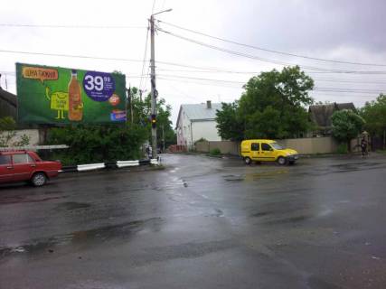 Билборд A в Черновцах на розі вулиць У. Кармелюка, 108 та В. Винниченка, лівий фото 1
