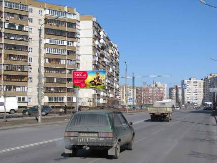 Білборд, Бігборд (Борд)  A у Києві ул. Драгоманова, 27 - Позняки, клиника "Добробут", ТЦ "Элтикс" (Центрум), спорт-клубы "Фитнес-реал",  "Планета-спорт"; маг. "Космо", "Дом взуття", рест. "Мураками", "Кофе-тайм", "Галина", Domino's pizza, на остановке Фото 1