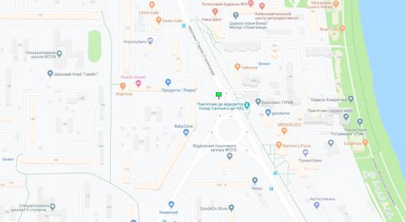 Білборд A у Києві просп. Володимира Івасюка (Героїв Сталінграда), 16Б / пл. Сантьяго-де-Чилі; світлофор, клумба, пров. з Героїв полку «Азов» вул. (Маршала Малиновського) (біля д. 27/23); Astra-банк, супермаркети GoodWine, "Океан смаку" (рибний); клініка "Медіком" (дитяча), Astra-dent (стоматологія); ресторан "Блінофф", схема