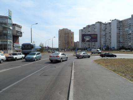 Білборд, Бігборд (Борд)  A у Києві Позняки, просп. Григоренко / вул. Мишуги - перед ГМ Епіцентр, ТЦ Піраміда, магазини "Фабрика ванн", "Папірус канцтовари", "Меблі Буковини". "Коврова лавка", "Туристичне спорядження", банк "Фінанси і кредит" та ін., На розд. трикутнику Фото 1
