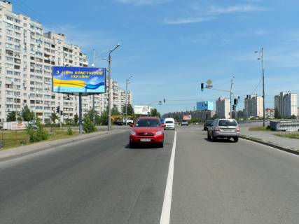 Білборд, Бігборд (Борд)  B у Києві вул. Драйзера / вул. Бальзака - перед світлофором; с / м Сільпо, Фокстрот, Космо (ТЦ Сіріус), трансп. потік від просп. Романа Шухевича (Генерала Ватутіна) (від Св.-Троїцького собору) Фото 1