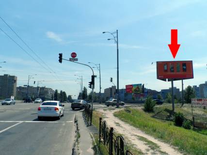 Білборд, Бігборд (Борд)  A у Києві вул. Драйзера / вул. Бальзака - на світлофорі, с / м Сільпо, Фокстрот, Космо (ТЦ Сіріус), напрямок від вул. Радунській в стор. просп. Червоної Калини (Володимира Маяковського), завантажена трансп. розв'язка Фото 1