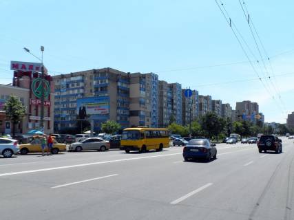 Билборд B в Киеве просп. Червоної Калини (Володимира Маяковського), 22; деловой центр Троещины: Фестивальный, рынок, Калинка-Малинка, ТЦ Маяк, Дарина, Буми и др.; остан. общ. тр. / направление к ул. Драйзера фото 1