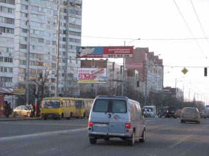 Білборд, Бігборд (Борд)  A у Києві вул. Драйзера / вул. Закревського, світлофор, в'їзд від ринку "Троєщина" (зі стор. Вул. Братиславській) на масив, загр. перехрестя, навпаки спортклубу Нацбанку, зупинка трол., трамвая, автобусів Фото 1