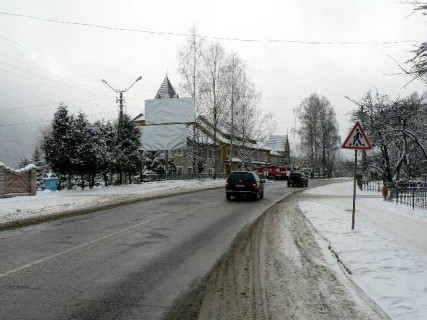 Билборд B в Яремче, 3x6  Траса Н-09 Мукачево-Львів, Свободи, центральна частина міста, пожежна частина, масив багатоповерхових будівель, напрямок руху на Буковель (верх) фото 1