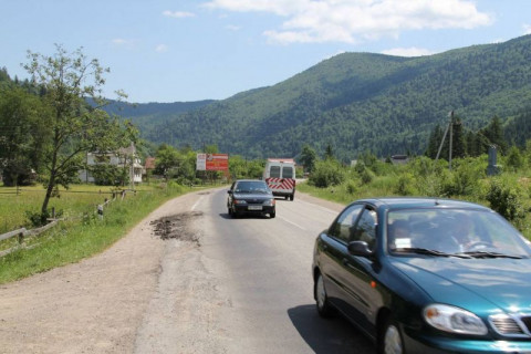 Билборд B в Микуличине, 3x6  Траса Н-09 Мукачево-Львів, готель Три підкови, напрямок руху на Івано-Франківськ фото 1