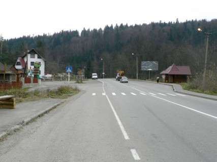 Билборд A в Яремче, 3x6  Траса Н-09 Мукачево-Львів, виїзд з міста на Буковель, біля початку стежки до каменя Довбуша, колиби на Пеньках, напрямок руху на Буковель фото 1