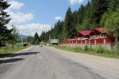 Білборд, Бігборд (Борд)  A у Яремче, 3x6  Траса Н-09 Мукачево-Львів, в`їзд в місто зі сторони Буковеля, джерело, автозупинка, напрямок руху на Буковель Фото 1