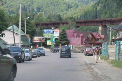 Білборд, Бігборд (Борд)  B у Яремче, 3x6  Траса Н-09 Мукачево-Львів, центр міста, Свободи, сувенірний ринок "Квітка", ресторан "Сходи", кафе У Якова, над Прутом,  готель Преміум, котеджне містечко GoldHills,  напрямок руху на Івано-Франківськ Фото 1