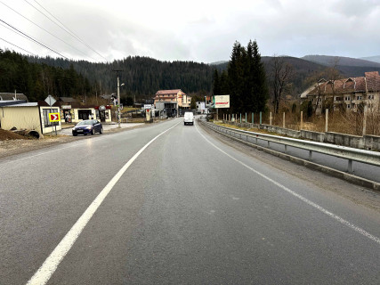 Билборд A в Яремче, 3x6  Траса Н-09 Мукачево-Львів, виїзд з міста в сторону Буковеля, санаторій "Яремче", голель Рубель, автомийка, напрямок руху на Буковель фото 1