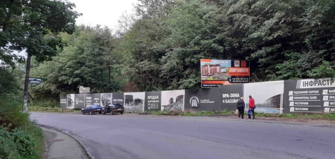 Билборд A в Яремче, 3x6  Траса Н-09 Мукачево-Львів, центр міста, Свободи, сувенірний ринок "Квітка", кафе У Якова, над Прутом,   напрямок руху на Івано-Франківськ фото 1