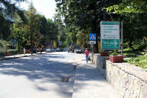 Сiтiлайт A у Яремче, 1,2x1,8  Траса Н-09 Мукачево-Львів, Свободи, готель-колиба Красна Садиба, кафе Барбері, Родина ковбаска, міський ринок, напрямок руху на Буковель Фото 1