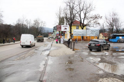 Билборд A в Яремче, 3x6  Траса Н-09 Мукачево-Львів, центральний автовокзал м.Яремче напрямок руху на Буковель (перший з ліва) фото 1