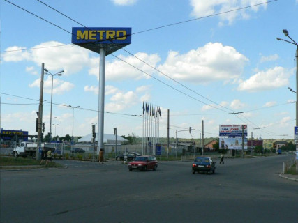 Билборд B в Ивано-Франковске, 3x6  Вовчинецька (супермаркет Метро), напрямок руху зі сторони вул.Надрічна, Івасюка, З/д вокзалу в сторону с.Вовчинець, вул.В.Симоненка (Арсен, Епіцентр) фото 1
