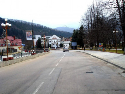 Бэклайт A в Яремче, 2x3  Траса Н-09 Мукачево-Львів, Свободи, центр міста, міський фонтан, алея, Будинок культури, напрямок руху на Буковель фото 1