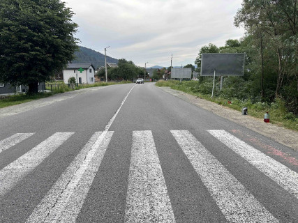 Билборд A в Микуличине, 3x6  Траса Н-09 Мукачево-Львів, центр селища, готельний комплекс ГудзонХаус, санаторій Смерічка, база будівельних матеріалів, напрямок руху на Івано-Франківськ (1) фото 1