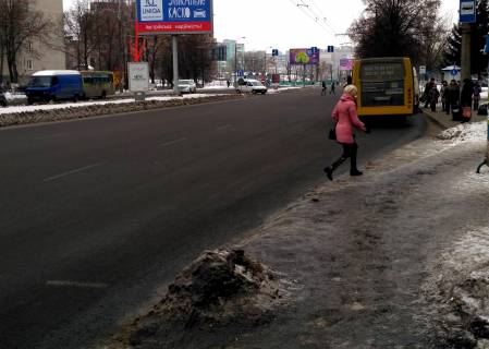 Білборд, Бігборд (Борд)  A у Луцьку пр.Соборності, 32, розділова смуга від ТК "Аверс" до гіпермаркету "Там Там" (напроти зупинка "26 школа", магазини) Фото 1