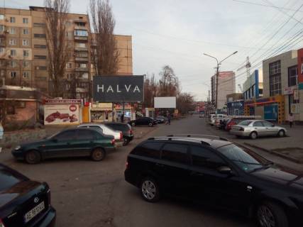 Билборд B в Кривом Роге вул. Співдружньості, 66. Ювілейна, велика кількість торгових точок, кафе та інш. Ринок Ювілейний. Широкий огляд з проспекту 200-Річчя Кривого Рогу, видно з зупинки. Напрямок руху від Ювілейної до Співдружньості. фото 1