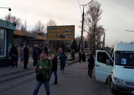 Билборд B в Кривом Роге  мкн-н 5-й Зарічний,5 зупинка міського транспорту, ТК Дивоцвіт, торгові точки. Напрямок руху від ТРК Терра до КРЕСу фото 1