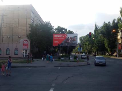 Билборд B в Кривом Роге перехрестя вул. Калнишевського (Харитонова), 15б та вул. Українська, напрямок руху до Захисників України площа (кол. Визволення) фото 1