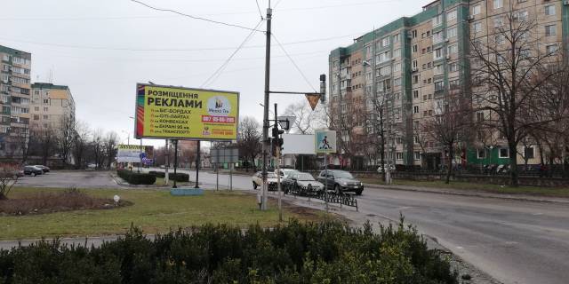 Білборд, Бігборд (Борд)  B у Кривому Розі вул. Українська, 2, паркувальна площадка. Напрямок руху з перехрестя до Петра Калнишевського вул. (кол. Харитонова). Широкий оглад з усіх точок. Фото 1