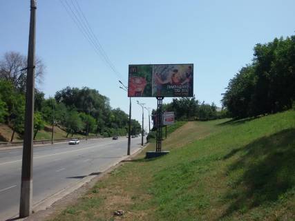 Білборд, Бігборд (Борд)  A у Кривому Розі вул. Вільної Ічкерії (Волгоградська),, напрямок руху від Мудрьоної до 95 кв. Віїзд транспорту з під мосту. Найбільший шляхопровід міста до центральних районів. Фото 1