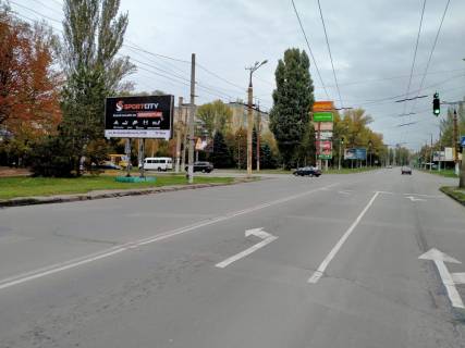 Білборд, Бігборд (Борд)  B у Кривому Розі мкр. 4-й Зарічний, 31 перехрестя вул. Десантна - вул. Кресівська. Напрямок руху від КРЕСу до ТРЦ "Терра". Меблевий салон УМК. "Дивоцвіт" та велика кількість торгових точок. Великий потік транспорту. Фото 1