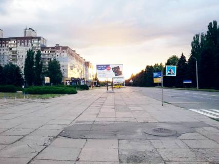 Билборд B в Кривом Роге  вул. В.Матусевіча,10 апрямок руху до пр.Металургів. Цирк, Кріворізький Національний університет, Виконком, Будинок молоді. Великий трафік транспорту. фото 1