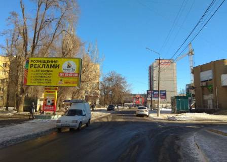 Билборд B в Кривом Роге вул. Співдружньості, 70. Ювілейна. Торговий центр, аптеки, магазини. Широкий огляд з проспекту та зупинки громадського транспорту Ринок Ювілейний фото 1