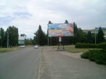 Билборд A в Кривом Роге вул. Художня (Землячки), 13- вул. Матусевіча. Поворіт в напрямку Нац.Університету, та цирку. Велика кількість транспорту та пішоходів.  фото 1