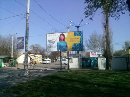 Билборд A в Кривом Роге  Залізничників вул. (кол. Ленінського комсомолу),17- Військових медиків вул. (кол. Башкирська) ЗД Вокзал ст." Кр.Ріг- Головний", кінечна громадського транспорту. Найбільше скупчення пішоходів. фото 1