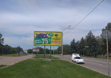 Білборд, Бігборд (Борд)  B у Кривому Розі вул. Віталія Матусевіча, навпроти входу в ОСК "UNION", Виконком Криворізької міської Ради. Напрямок руху до пр.Металургів. Фото 1